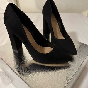 Black suede pump